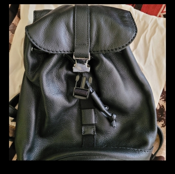 BNWT ROOTS CITY HIKING PACK - Picture 1 of 9